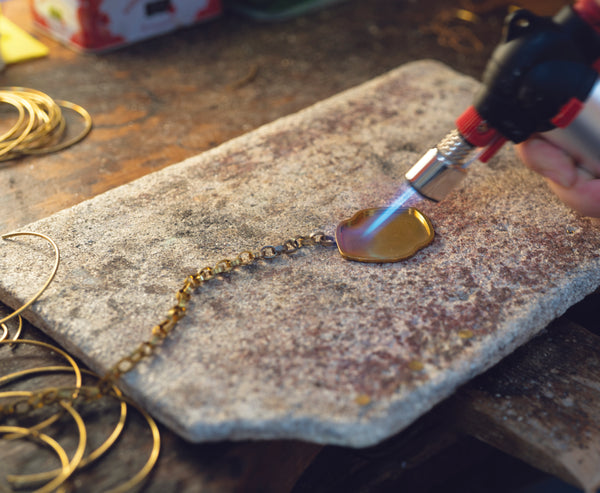 L'Art du Savoir-faire : Découvrez l'Élégance des Bijoux Faits à la Main dans Notre Atelier Parisien