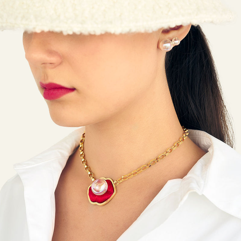 COLLIER AVEC UNE BOUCHE BRODÉE ET UNE PERLE - La Môme Bijou - bulle collier GUM Necklace perle SAINT VALENTIN XMAS23